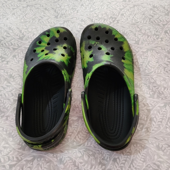 Crocs Kids Classic Tie Dye Graphic Clog, Black/Lime Punch, Size Big Kids J6 - Picture 6 of 7